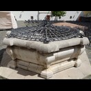 Der 112&nbsp;m tiefe Brunnen im Innenhof der Burg